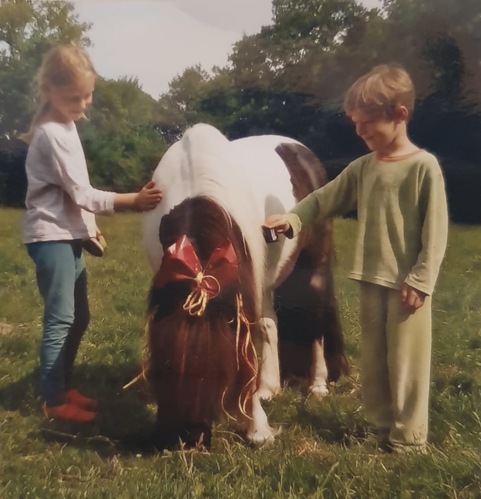 Greta als Kind mit Lulu