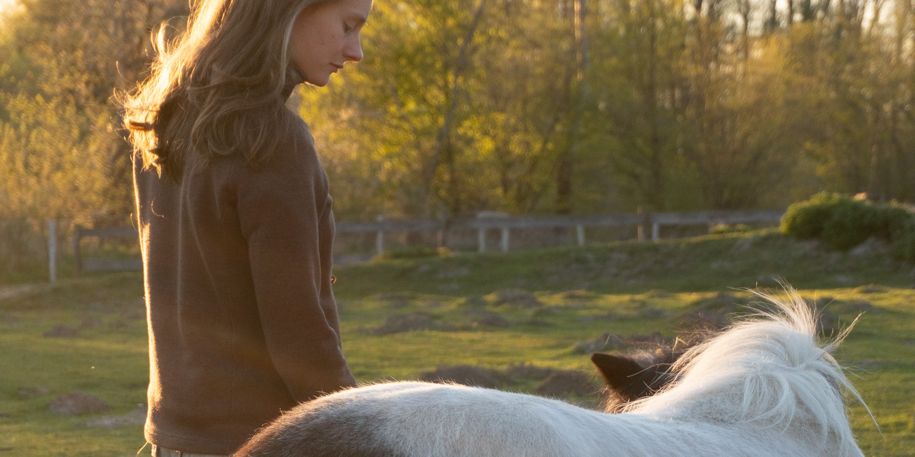 Greta mit Lulu im Abendlicht