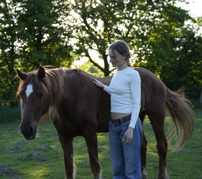 Greta bei ihrem Pferd auf der Weide