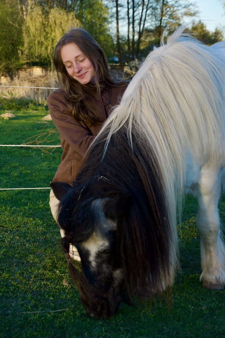 Greta bei ihrem grasenden Pony