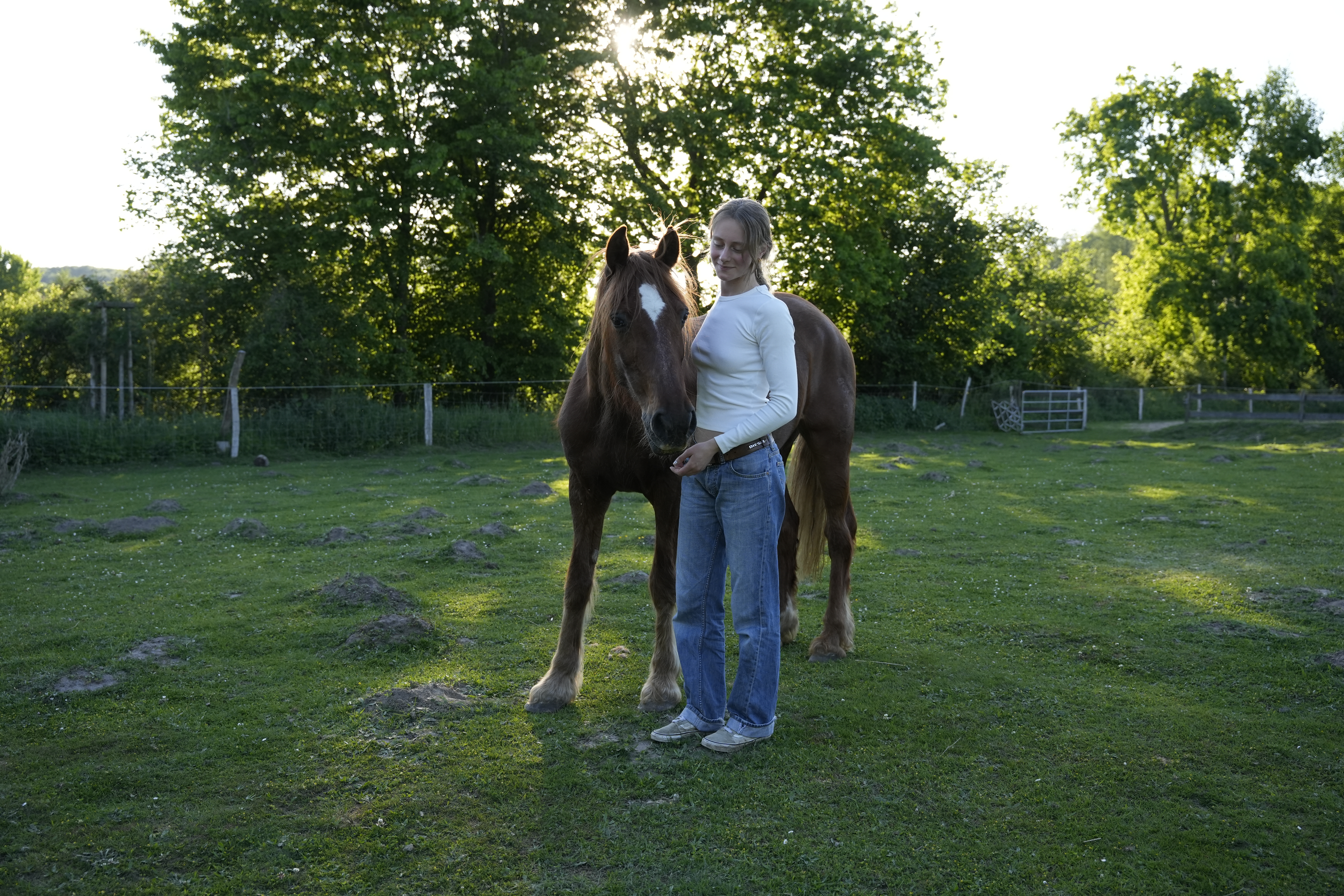 Greta mit ihrem Pferd im Abendlicht